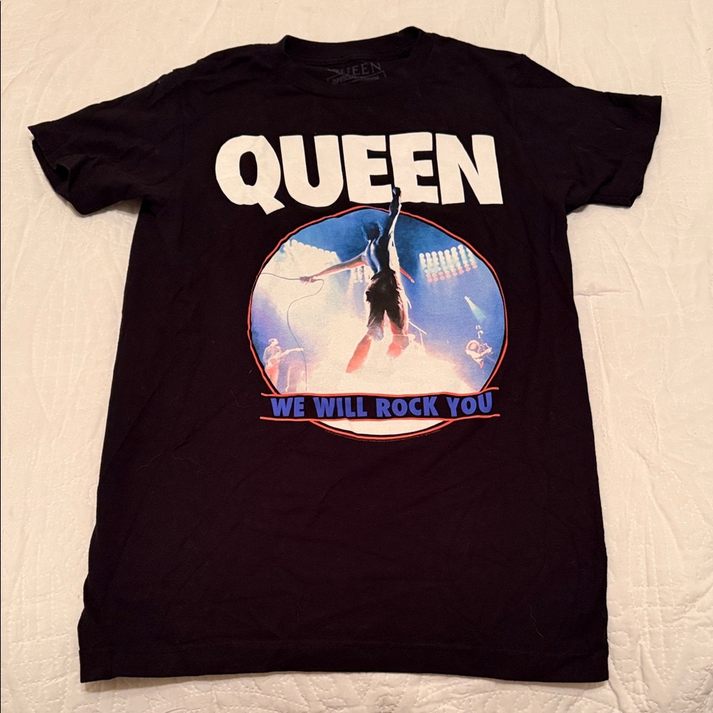 Que Black and Blue Graphic Tee